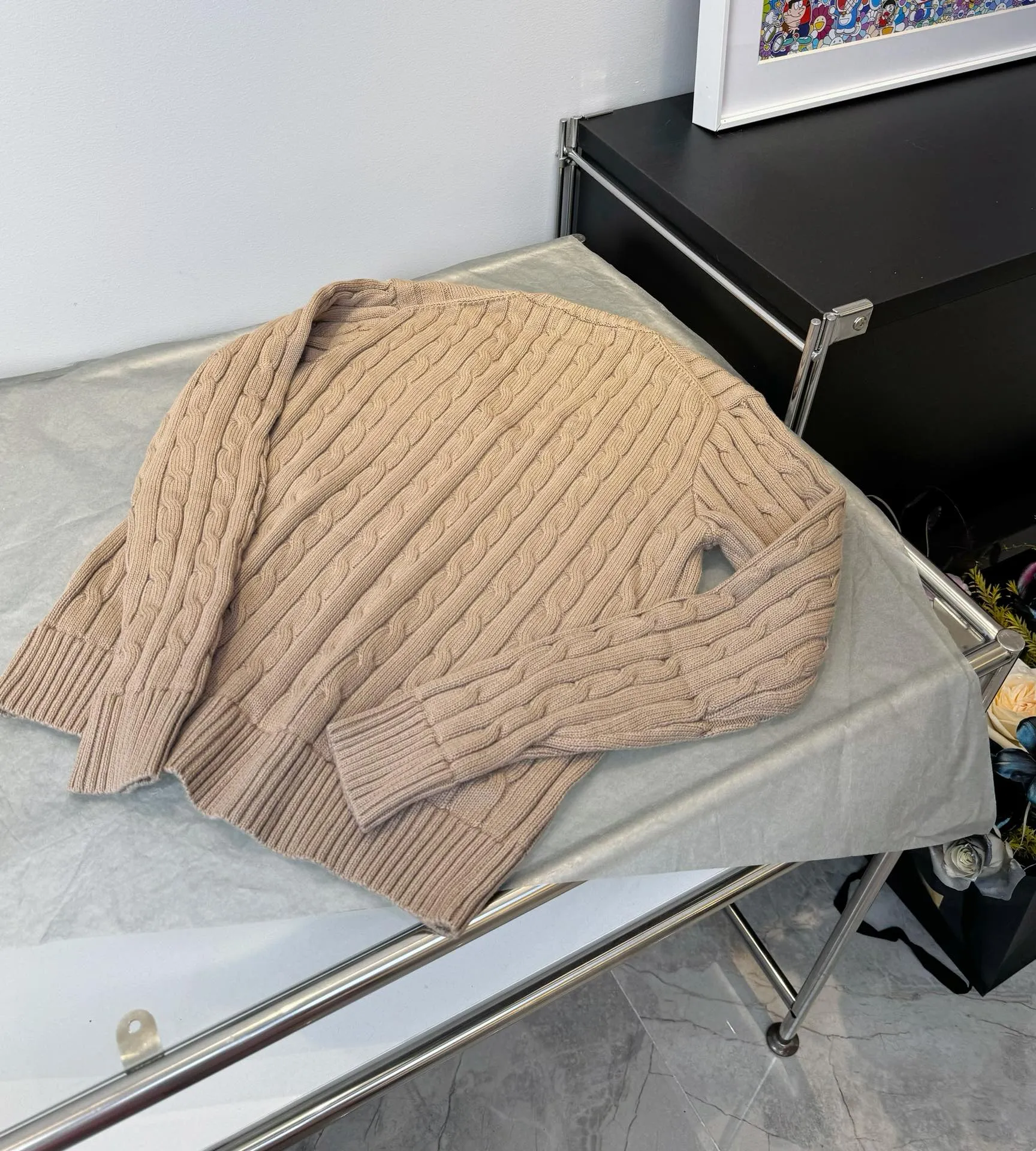 🅿️220 Style number: L04 (khaki) Ralph Lauren RL classic war horse logo embroidered cable pattern twist button V-neck knitted sweater on the chest, same style for men and women, 9 colors Color: beige, navy, black, chick yellow, sky blue, khaki, red, gray, purple Size: XSSML M Shoulder Width 36 Clothes Length 58 Bust 44 L Shoulder Width 37 Clothes Length 60 Bust 46 Soft and glutinous🧶🫶The style is a very classic cable sweater American retro college style Perfect hand comfort. It is a must-have item for spring, autumn and winter wardrobes. It looks great when worn alone or layered as an inner wear. High-density LOGO embroidery on the chest, and original customization of tag accessories. Made of pure cotton yarn 🧶 blended with wool, pure cotton is skin-friendly and comfortable, small label war horse embroidered twist turtleneck sweater 🐎 high quality. Follow the blogger to learn how to wear it! Let’s get a Ralph Lauren cable sweater. It’s a super hard-to-find series after it became popular. It’s hard to find one on the official website. It’s simple and practical to wear, with a lazy and loose feel. The thickened fabric has a more texture, soft and delicate feel, and a loose fit. Whether worn alone or layered, you can wear different styles of fashion with just one piece. ⚠️Contains wool products🦙 Pay attention to the washing method to avoid shrinkage